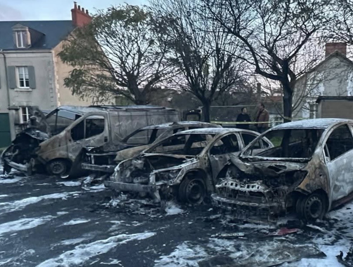 Cinq véhicules détruits par un incendie nocturne à Argenton-sur-Creuse, une enquête en cours