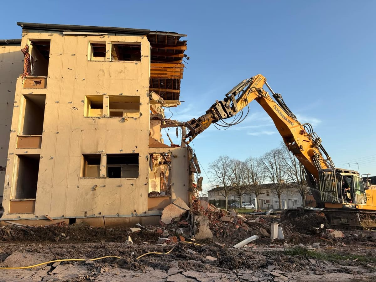 Argenton-sur-Creuse : le Merle Blanc poursuit sa transformation, une démolition en cours