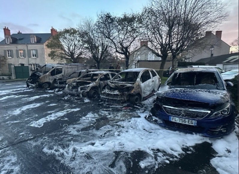 Argenton-sur-Creuse : après l’incendie de cinq véhicules, l’enquête ne retient aucun acte volontaire