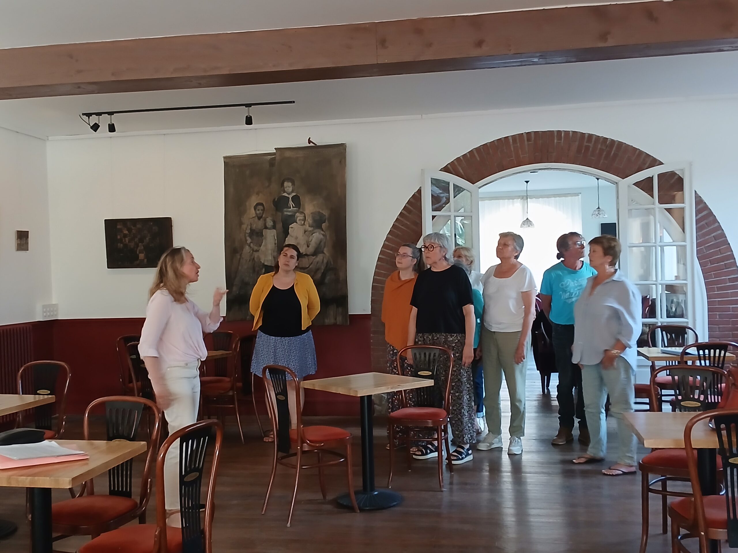 « De l’art ou du cochon ? » : neuf comédiens amateurs investissent des lieux insolites pour un spectacle aussi drôle qu’original à Argenton-sur-Creuse