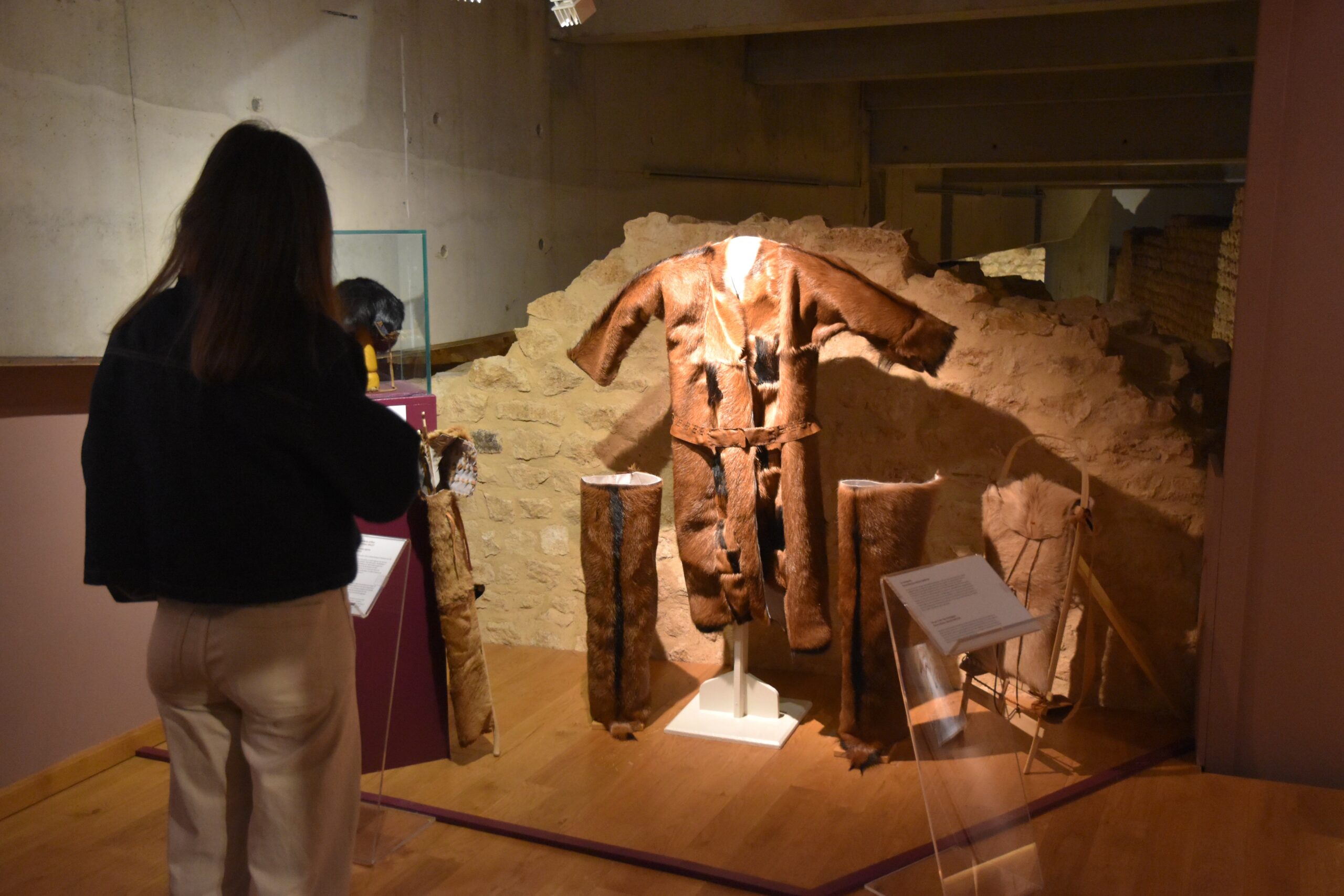 Pourquoi l’exposition « L’aiguille et la peau » mérite le détour au musée d&rsquo;Argentomagus à Saint-Marcel
