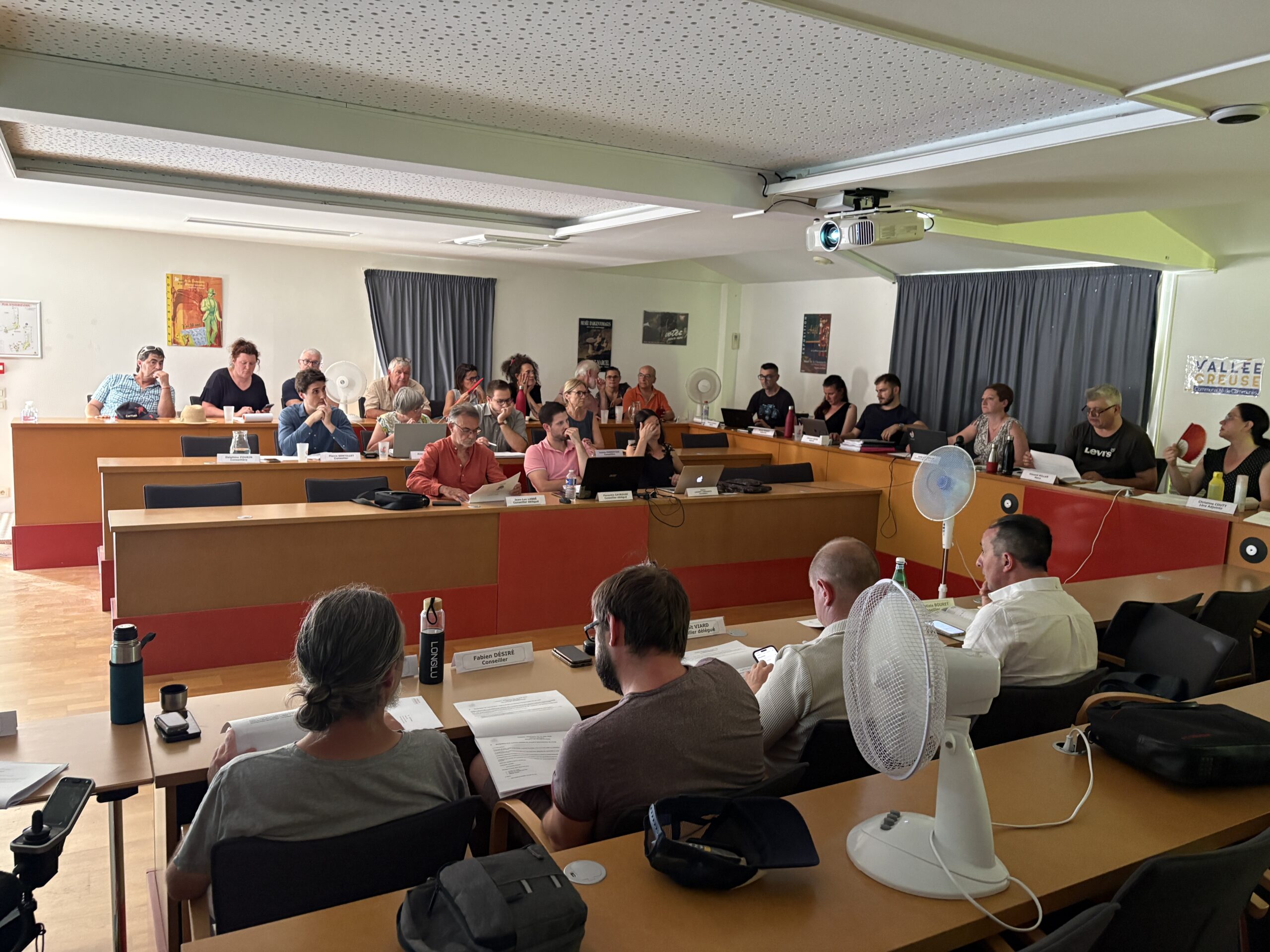 « Vous êtes un dinosaure ! » : tensions, dette et investissements au coeur d&rsquo;un conseil municipal d’Argenton-sur-Creuse très animé