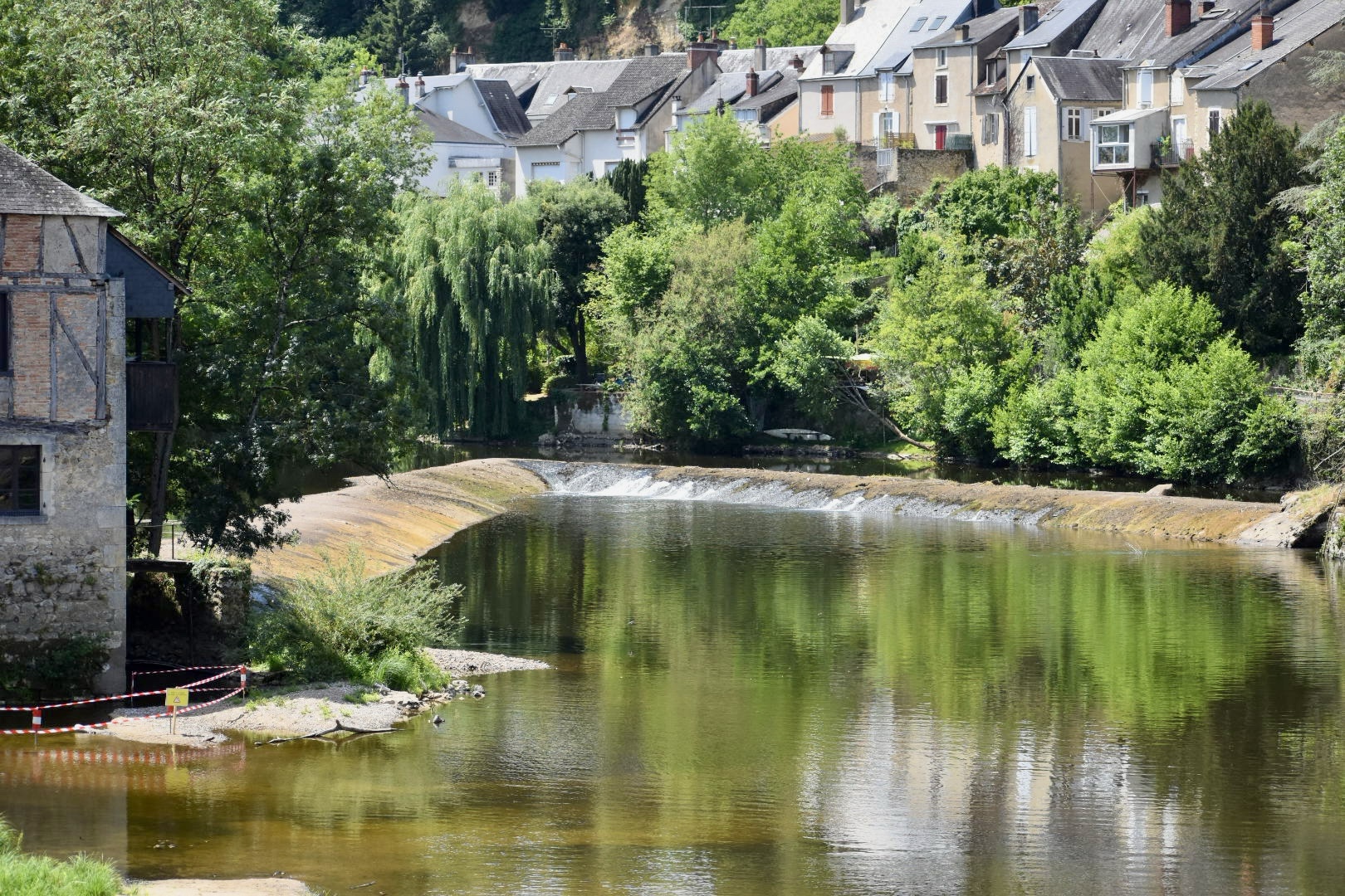 Sécheresse : la Creuse atteint des niveaux exceptionnellement bas à Argenton-sur-Creuse, de nouvelles restrictions entrent en vigueur