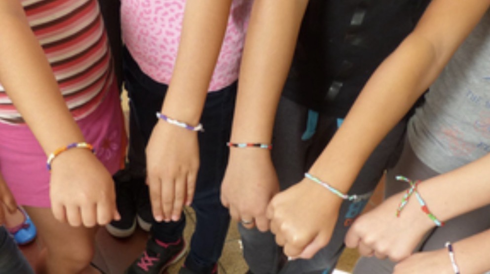 Au Musée de la Chemiserie, à Argenton-sur-Creuse, les enfants fabriqueront leur bracelet brésilien