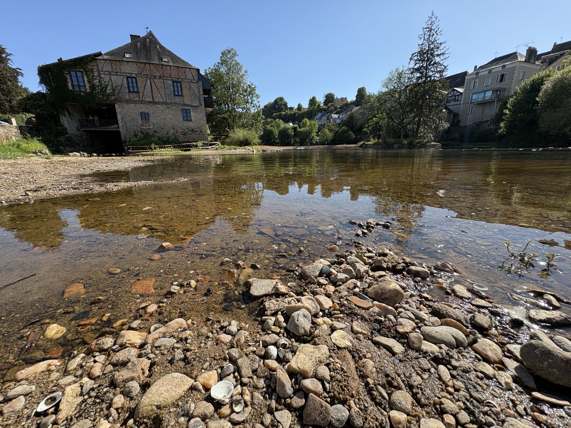 Creuse au plus bas : le barrage d’Éguzon doit relâcher davantage d’eau après le 15 août pour soutenir la rivière