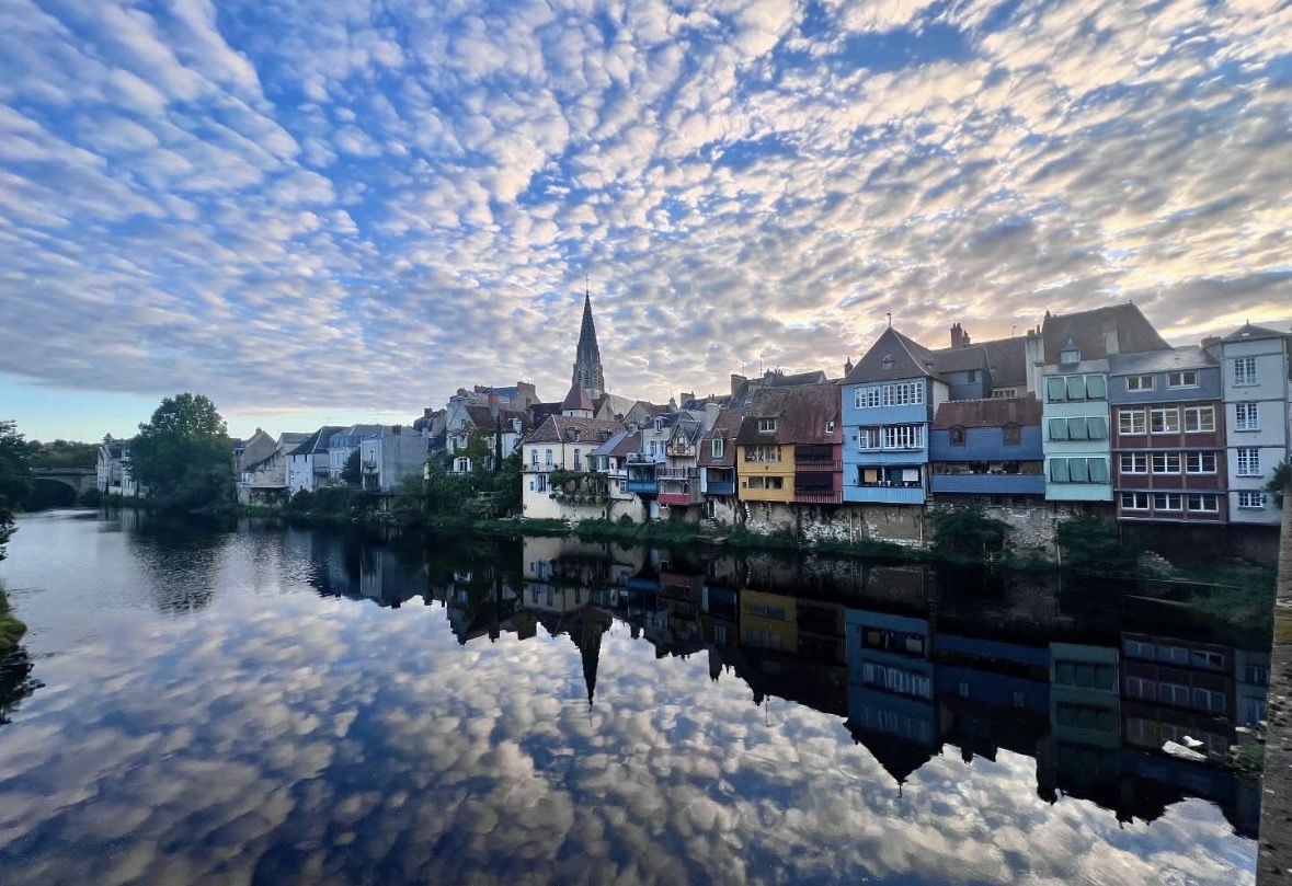 À Argenton-sur-Creuse, un spectaculaire ciel « moutonneux » se reflète dans la Creuse